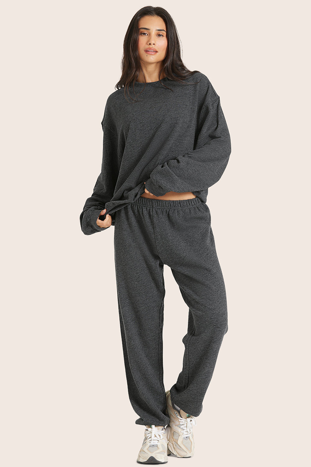 MODEL WEARS LIGHTWEIGHT SWEATS CLASSIC SWEATPANTS IN PEPPER HEATHER GREY