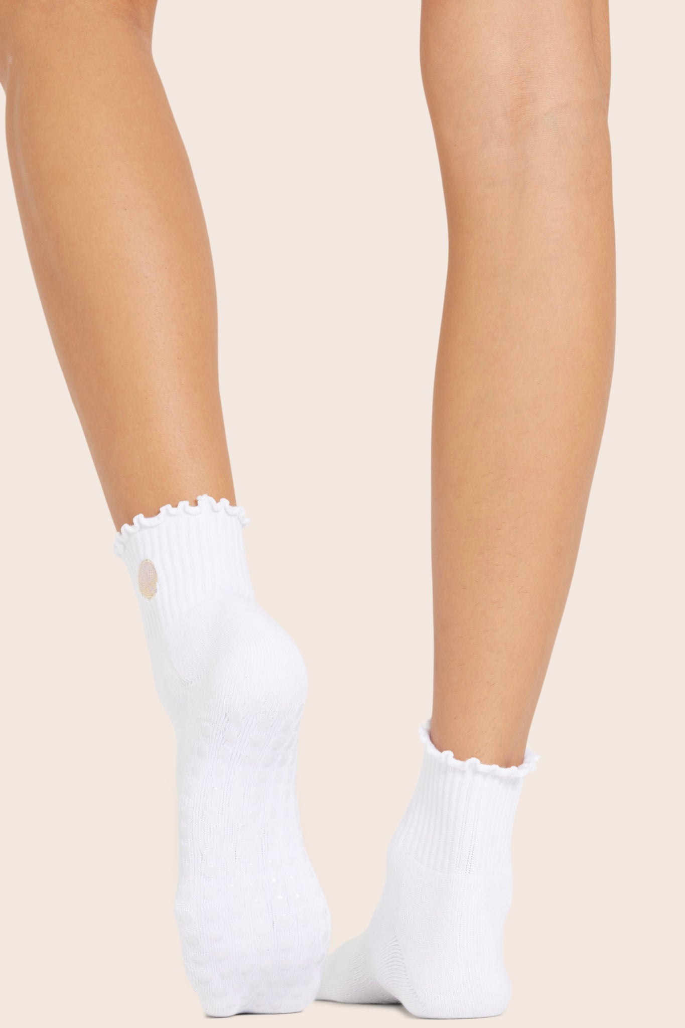 MODEL WEARS SET X PARKE RUFFLE PILATES SOCKS IN SEASHELL