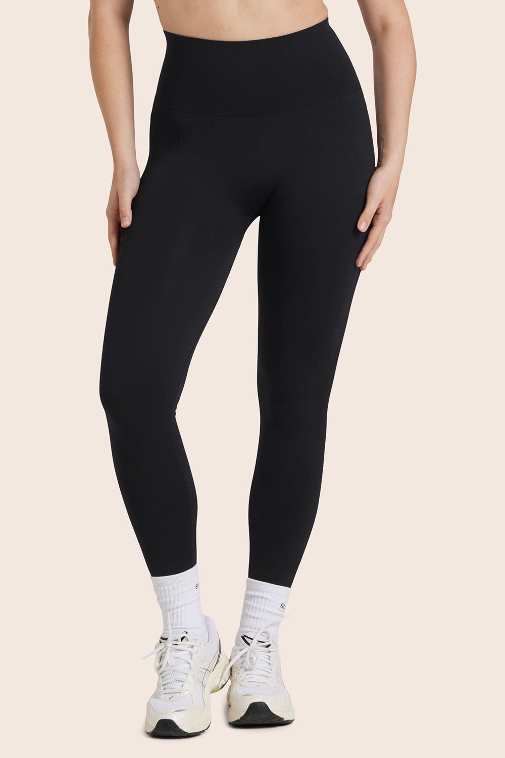 MODEL WEARS SCULPTFLEX® POWER HIGH-RISE LEGGINGS IN ONYX