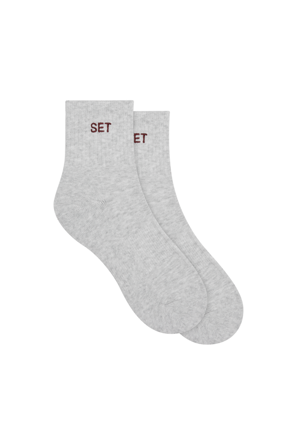 Grey socks with 'SET' logo in burgundy 