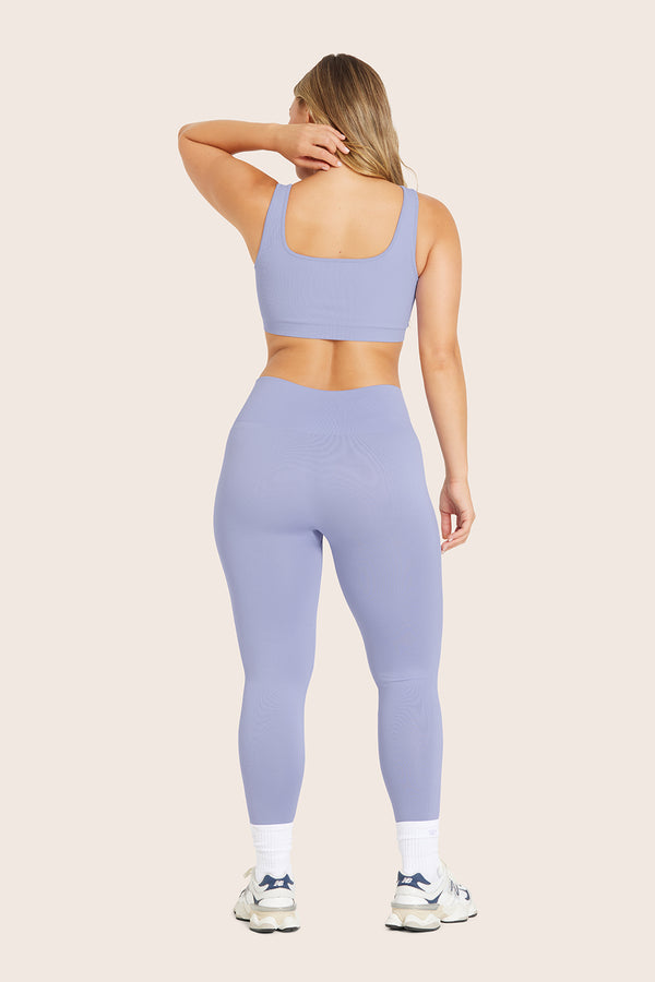 MODEL WEARS SCULPTFLEX® LEGGINGS IN LILY 