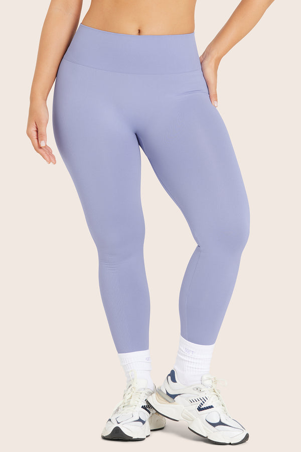 MODEL WEARS SCULPTFLEX® LEGGINGS IN LILY 