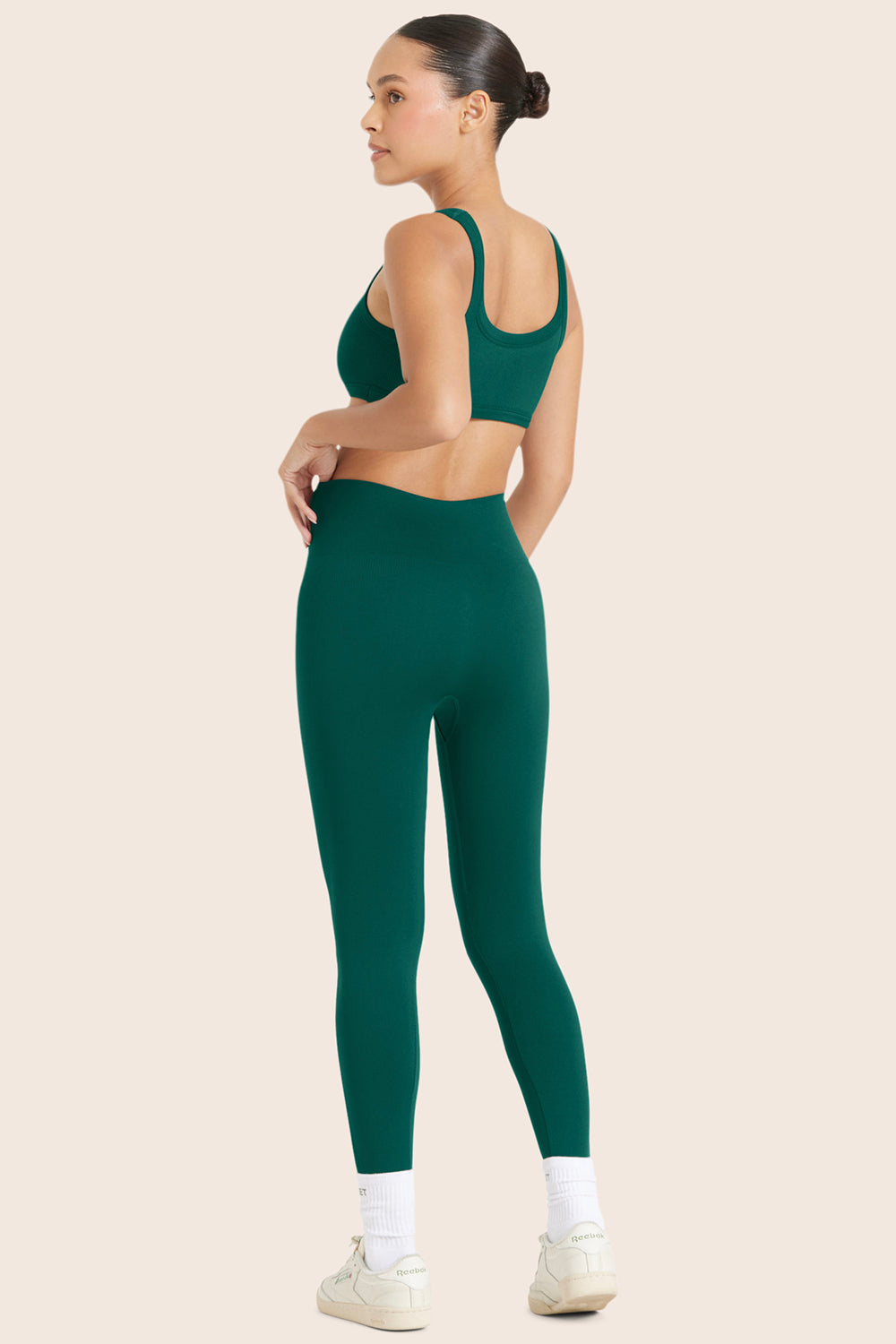 MODEL WEARS SCULPTFLEX® LEGGINGS IN MOJITO