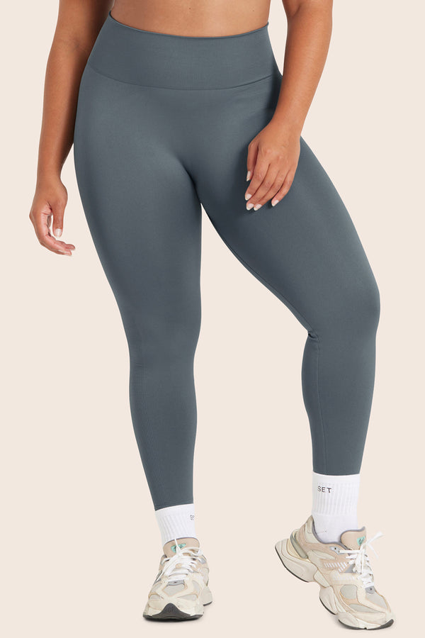 MODEL WEARS SCULPTFLEX® LEGGINGS IN SLATE 