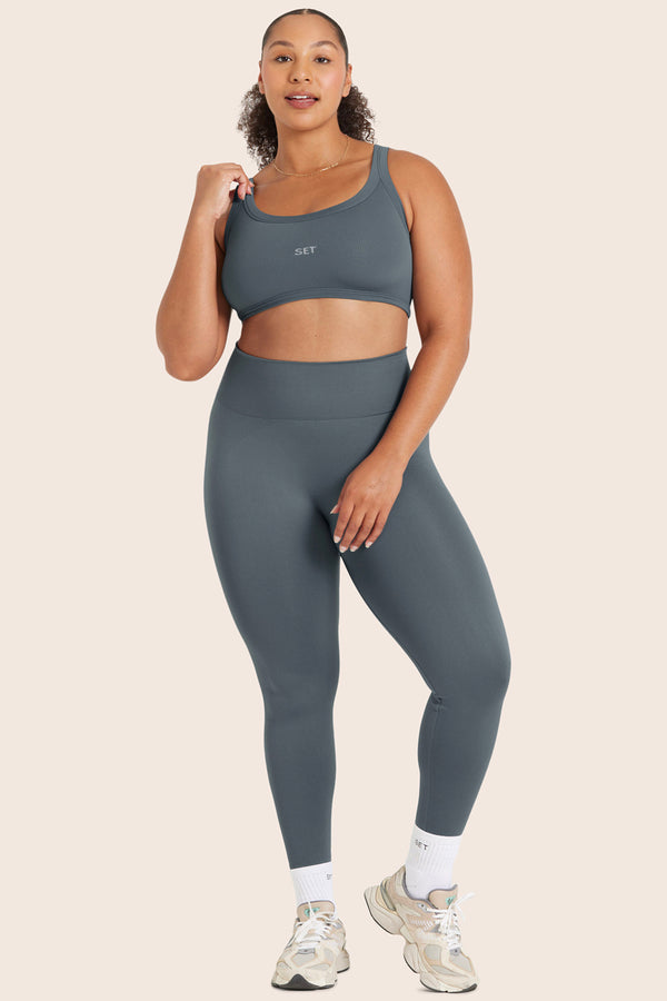 MODEL WEARS SCULPTFLEX® LEGGINGS IN SLATE 