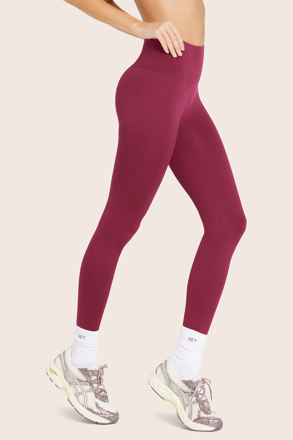 MODEL WEARS SCULPTFLEX® LEGGINGS IN WILDBERRY