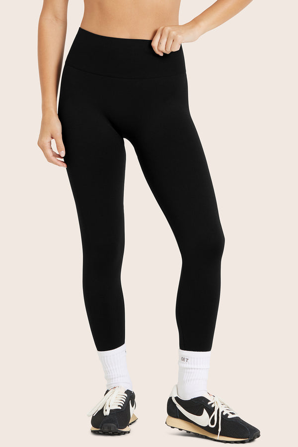 MODEL WEARS SCULPTFLEX® LEGGINGS IN ONYX 