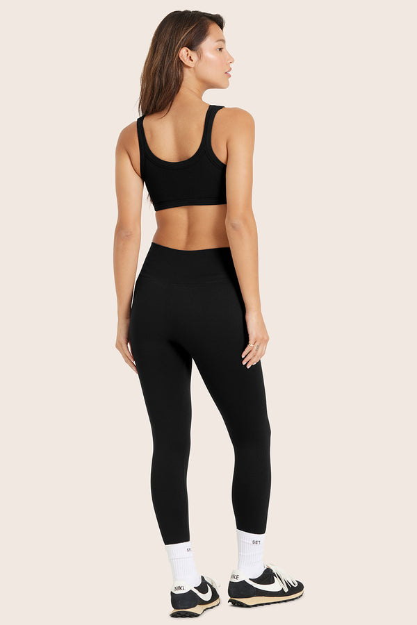 MODEL WEARS SCULPTFLEX® LEGGINGS IN ONYX 