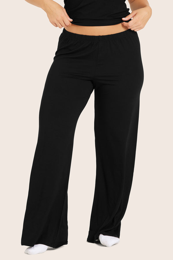 MODEL WEARS SLEEP JERSEY CLASSIC SLEEP PANTS IN ONYX 