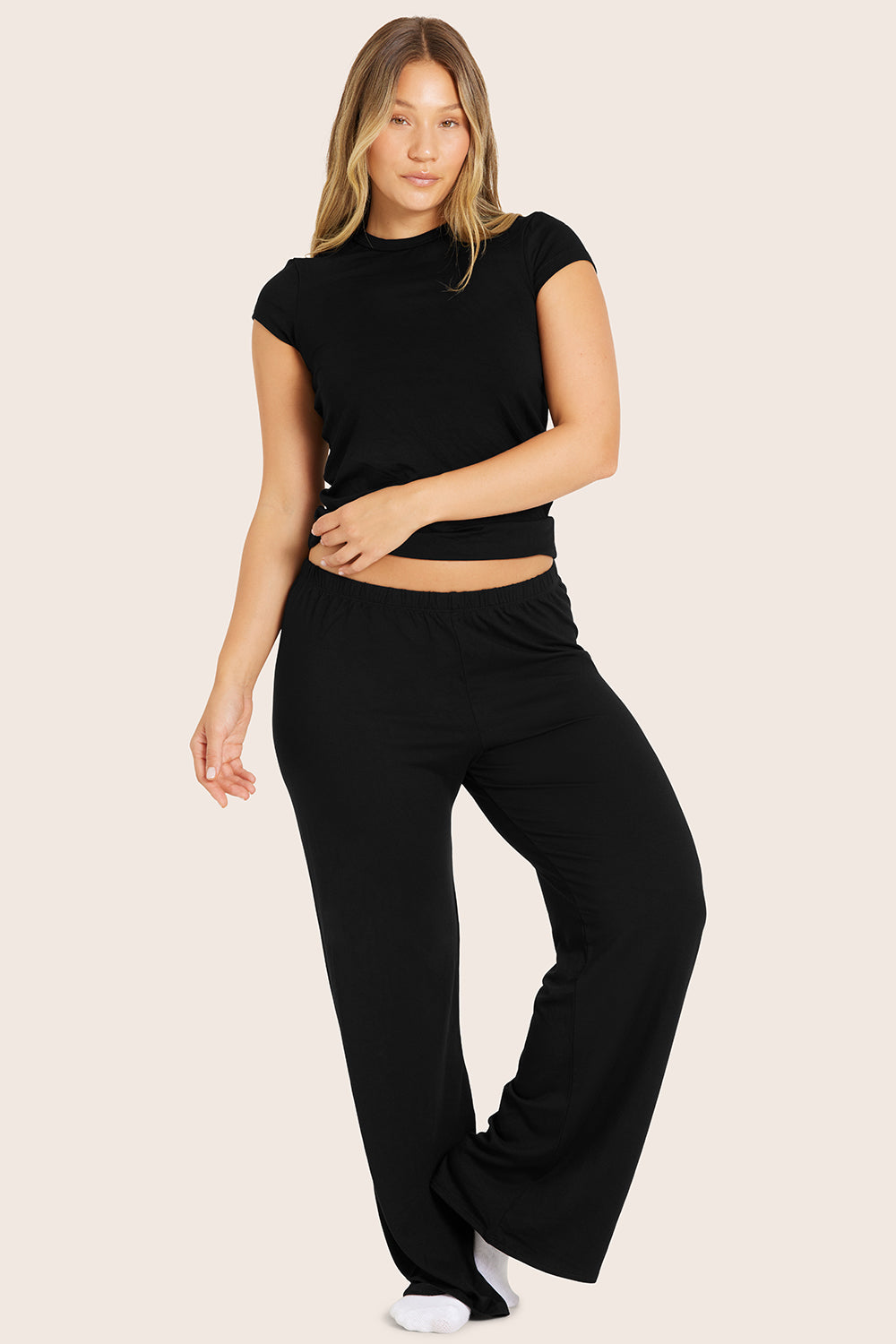 MODEL WEARS SLEEP JERSEY CLASSIC SLEEP PANTS IN ONYX