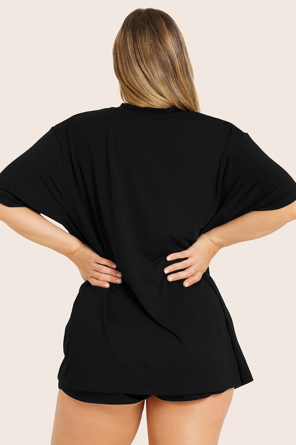 MODEL WEARS SET™ OVERSIZED BOYFRIEND SLEEP TEE IN ONYX 