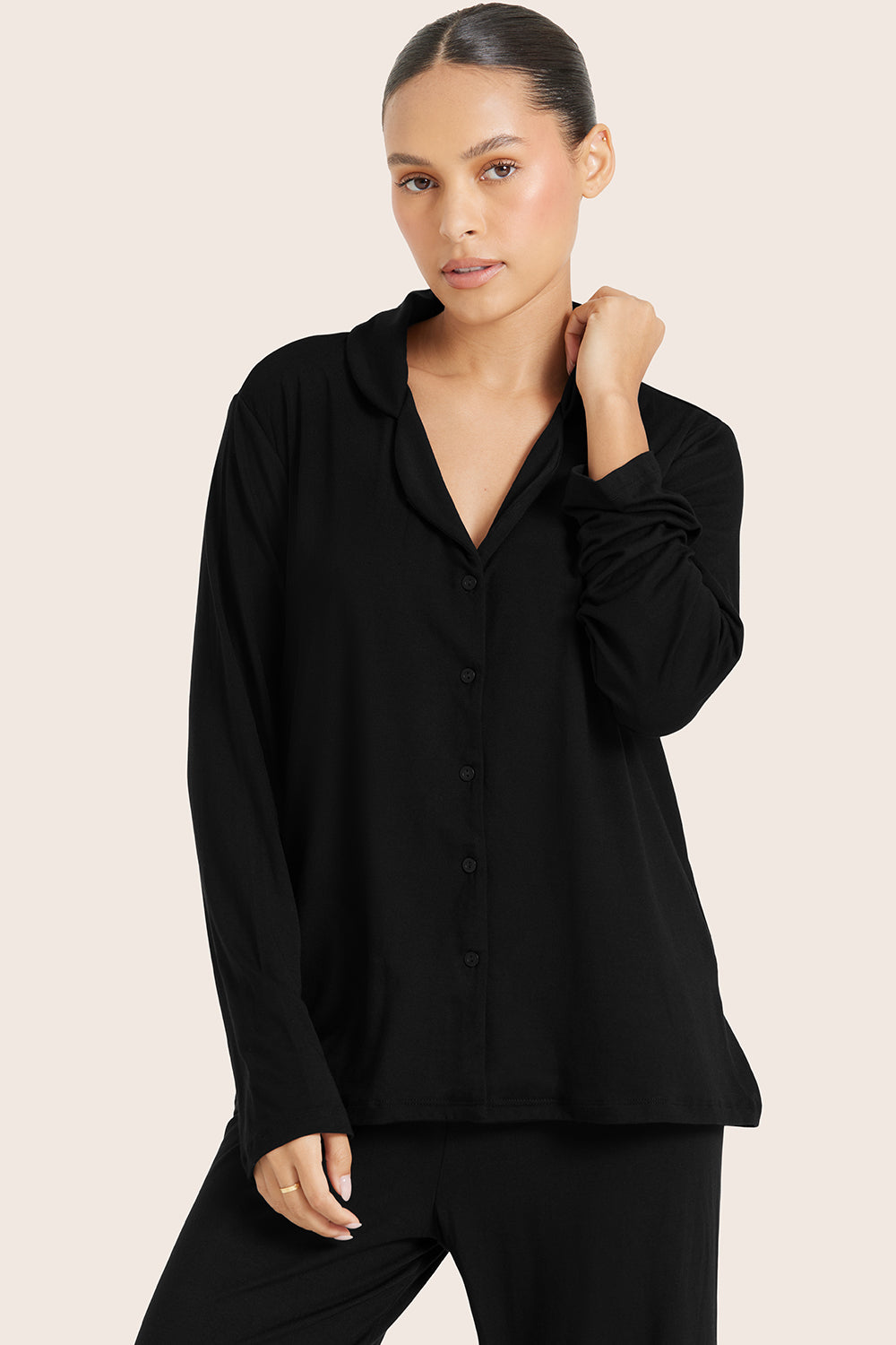 MODEL WEARS SET™ SLEEP BUTTON DOWN IN ONYX