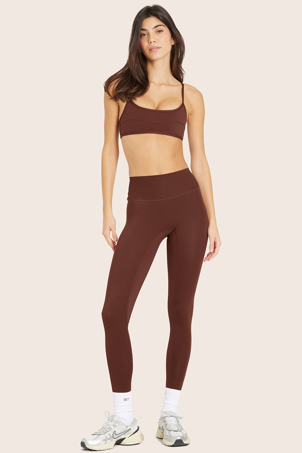 MODEL WEARS SPORTBODY® LEGGINGS IN COLA