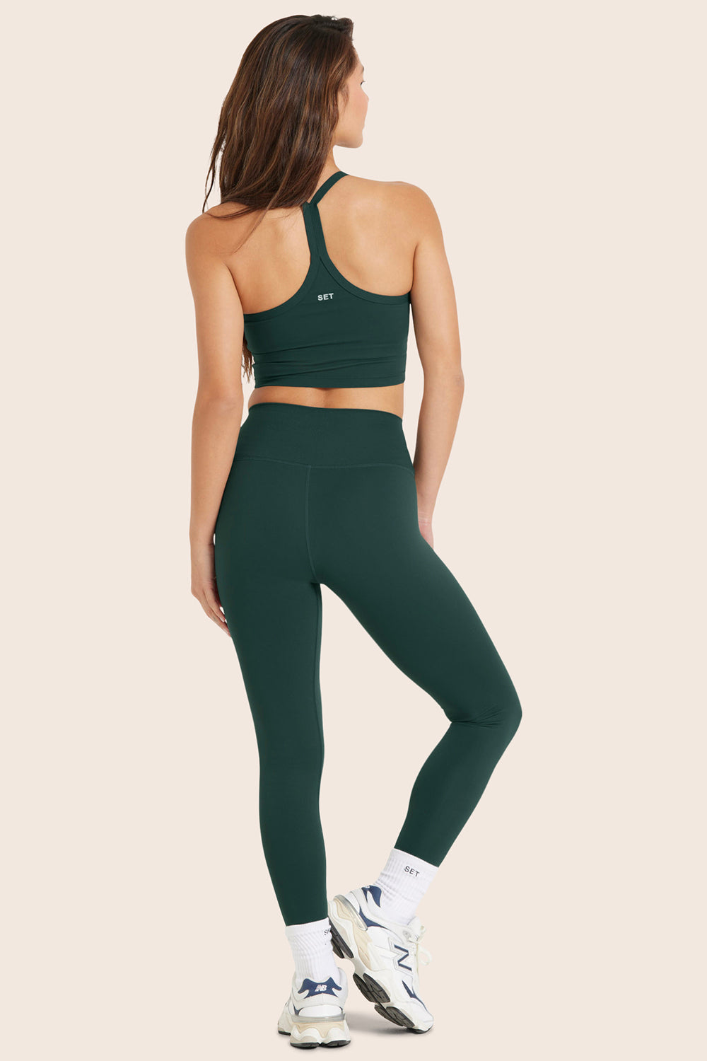 MODEL WEARS SPORTBODY® LEGGINGS IN IVY