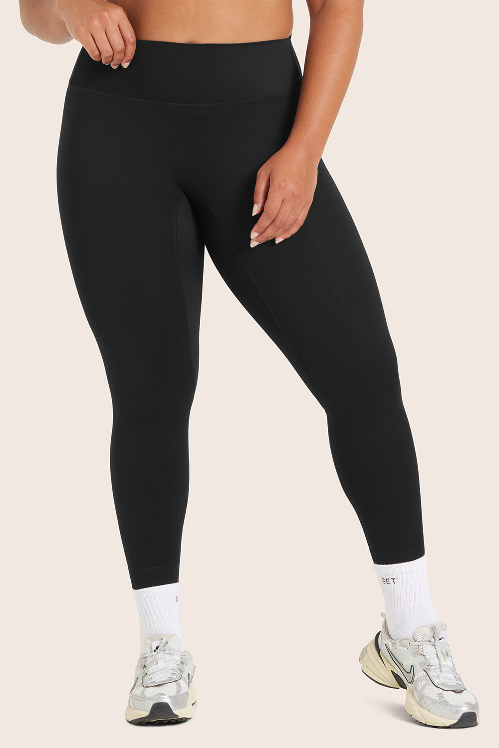 MODEL WEARS SET™ SPORTBODY® LEGGINGS IN ONYX