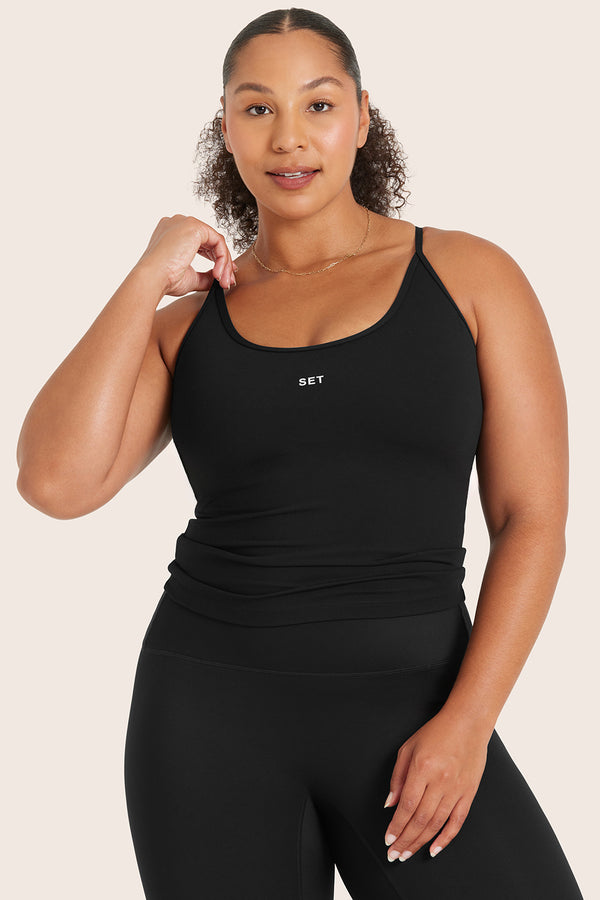 MODEL WEARS SPORTBODY® U TANK IN ONYX 