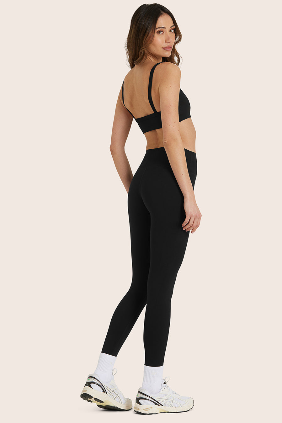 MODEL WEARS SET™ SPORTBODY® LEGGINGS IN ONYX