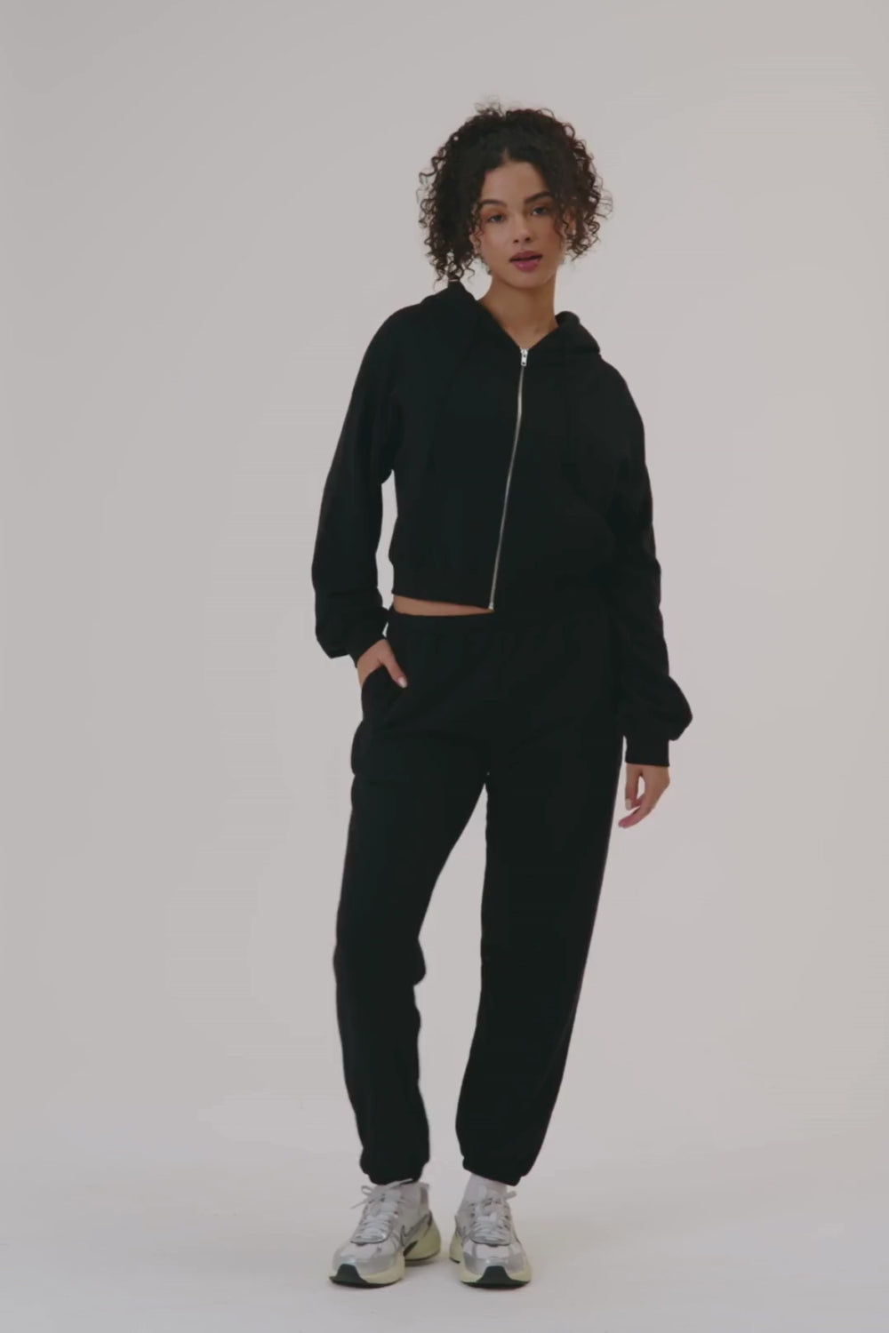 MODEL WEARS SET™ LIGHTWEIGHT SWEATS CLASSIC SWEATPANTS IN ONYX 