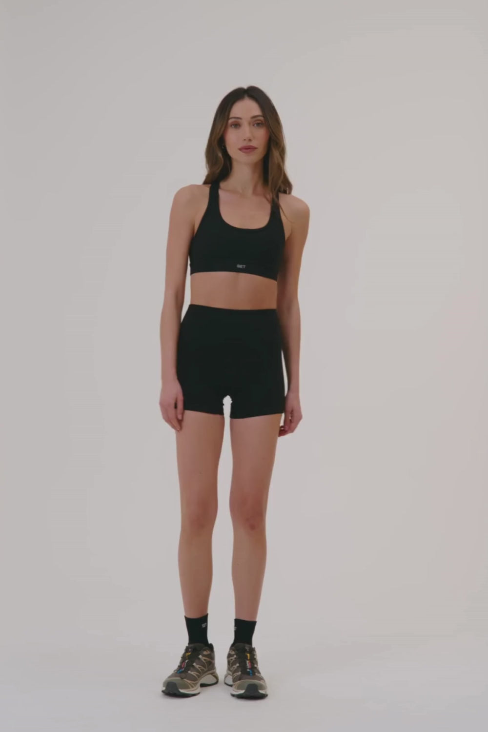 MODEL WEARS FORMCLOUD® CLOUD SHORTS IN ONYX 