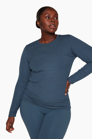 blue oversized tee with yoga pant outfit